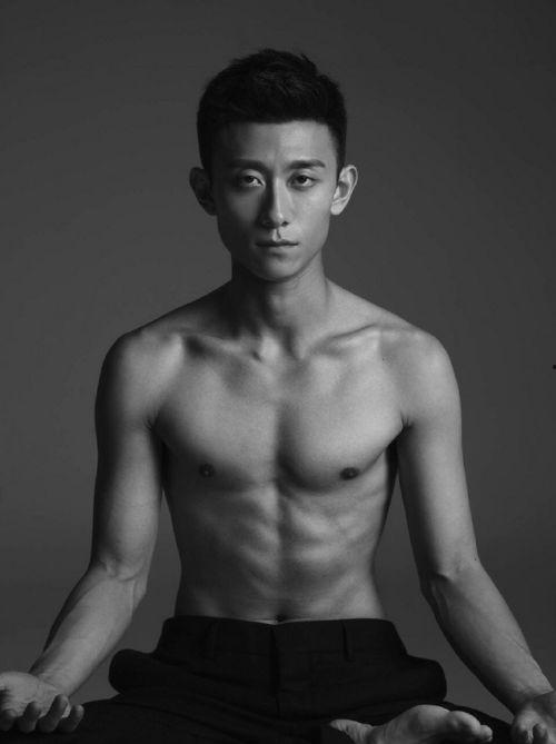 张一山肌肉照片