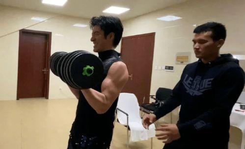 男士半裸生活照,探寻男士生活的真实面貌